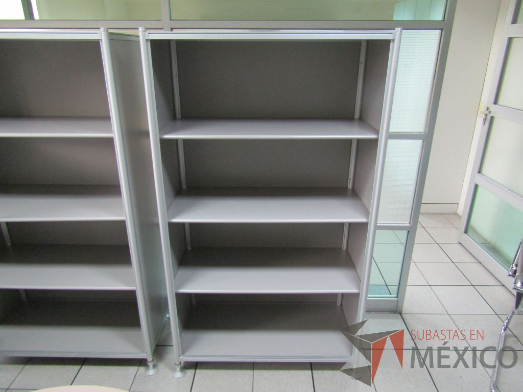 Lote 332 - Librero metálico con 3 entrepaños - Imagen 3
