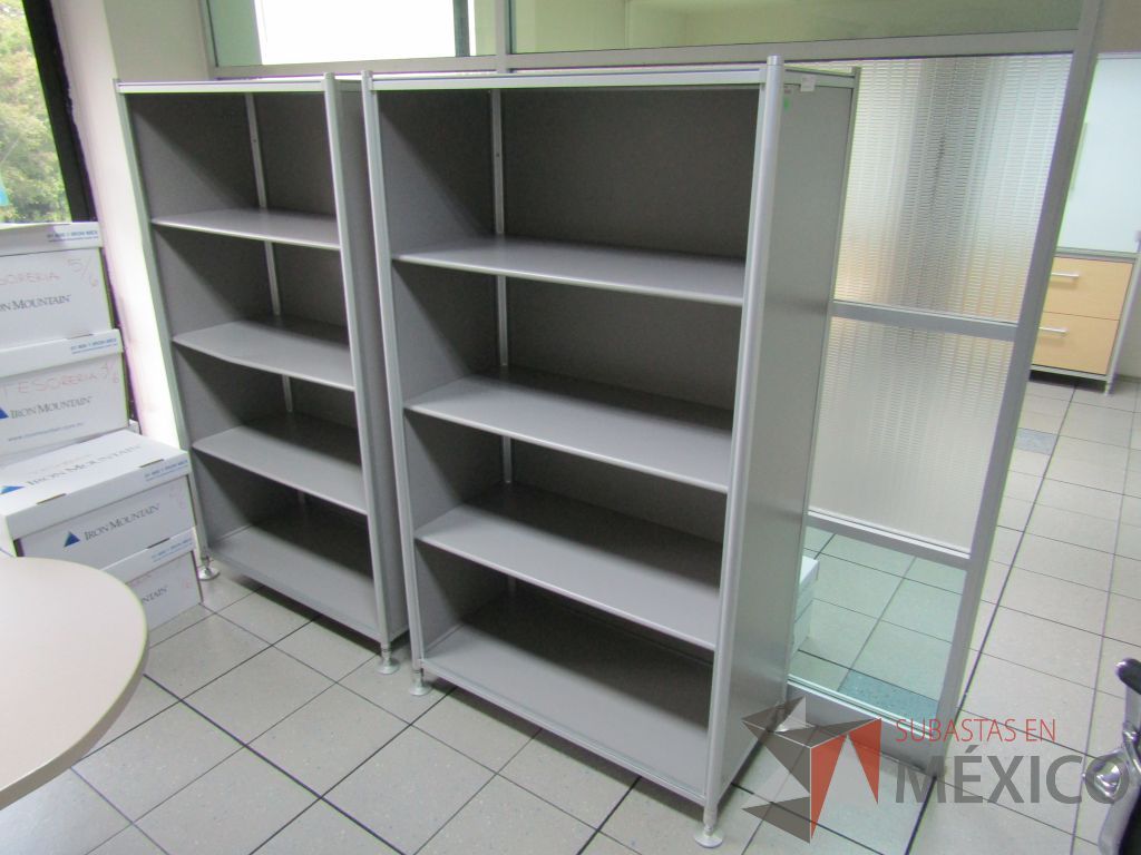 Lote 332 - Librero metálico con 3 entrepaños - Imagen 4