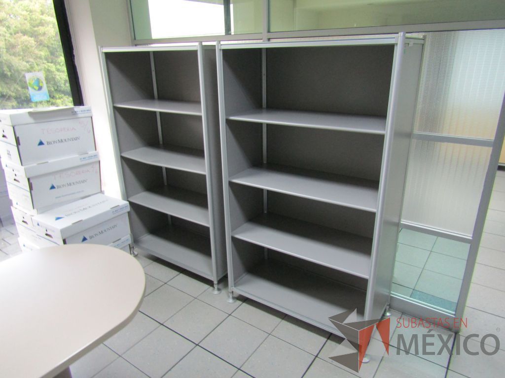 Lote 332 - Librero metálico con 3 entrepaños - Imagen 5