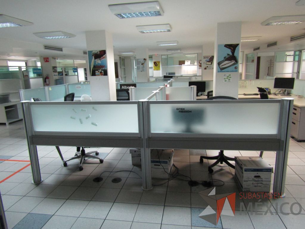 Lote 343 - Estación de trabajo para 15 personas con mampara y 15 archiveros - Imagen 2