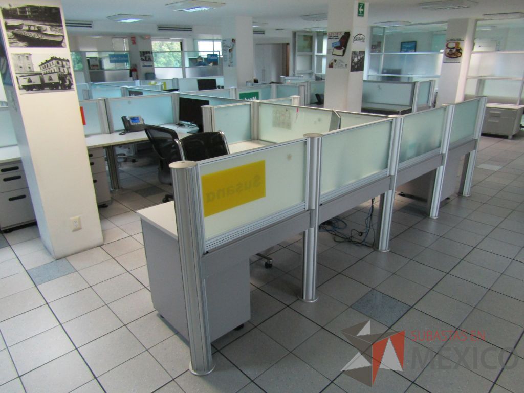 Lote 343 - Estación de trabajo para 15 personas con mampara y 15 archiveros - Imagen 7