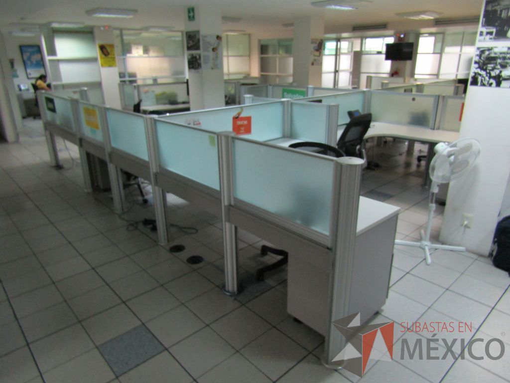 Lote 343 - Estación de trabajo para 15 personas con mampara y 15 archiveros - Imagen 19