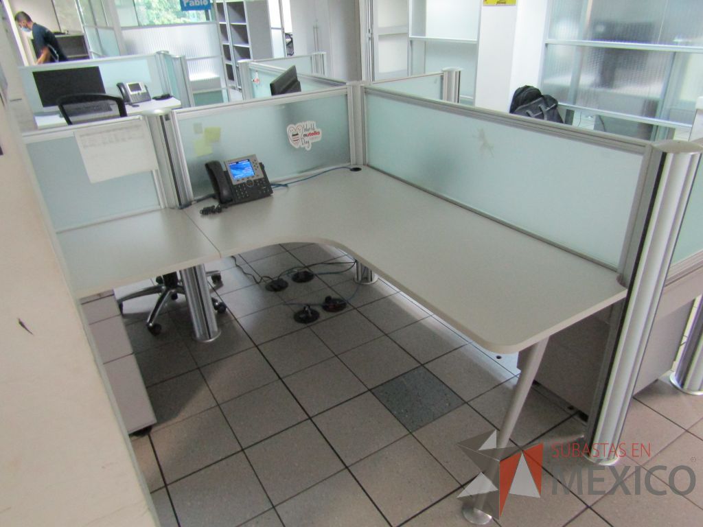 Lote 343 - Estación de trabajo para 15 personas con mampara y 15 archiveros - Imagen 26