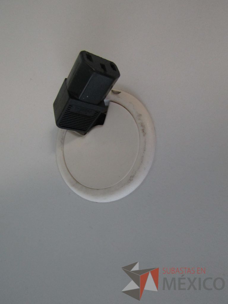 Lote 092 - Estación de trabajo para 6 personas con divisiones de cristal y orificios para cable - Imagen 7