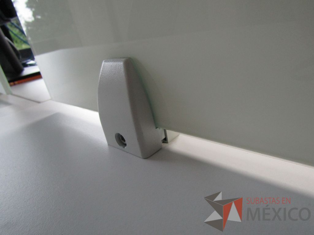 Lote 092 - Estación de trabajo para 6 personas con divisiones de cristal y orificios para cable - Imagen 8