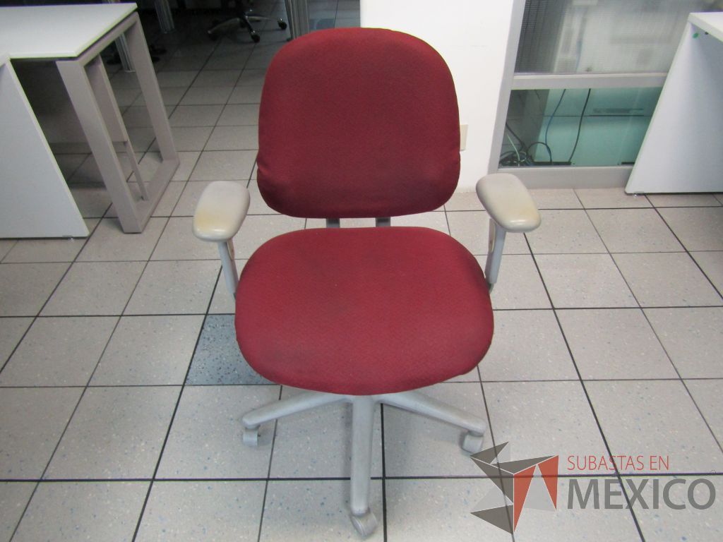 Lote 211 - Silla ejecutiva con ruedas, descansabrazos, asiento y respaldo en tela color morado