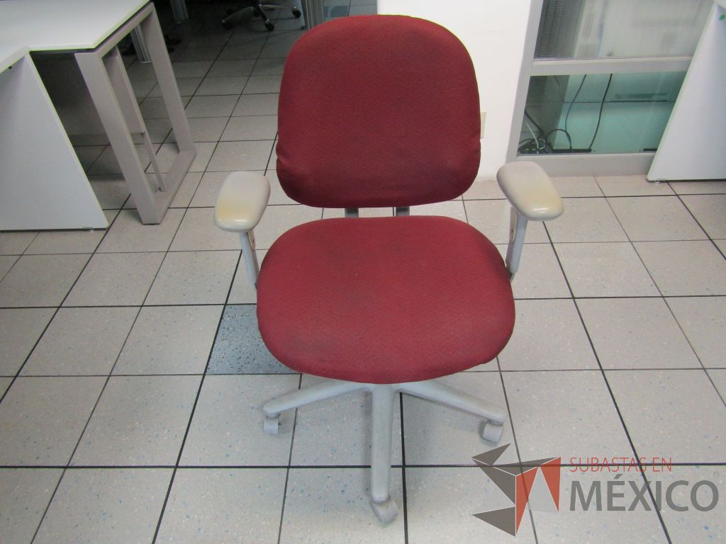Lote 211 - Silla ejecutiva con ruedas, descansabrazos, asiento y respaldo en tela color morado - Imagen 6