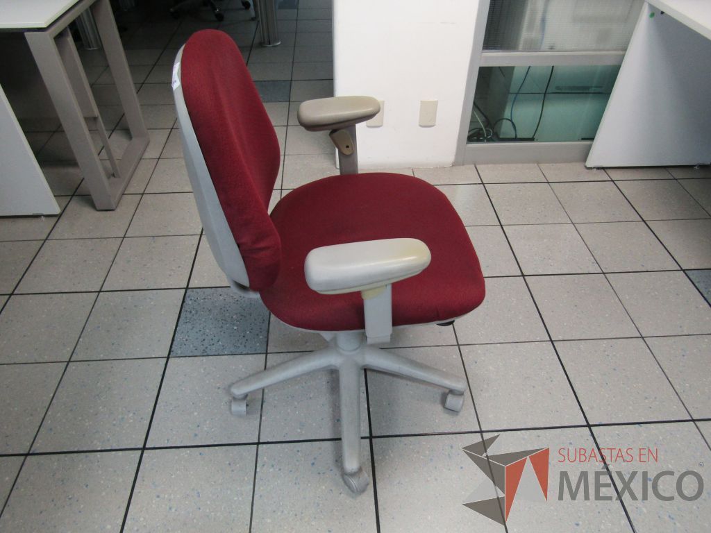 Lote 211 - Silla ejecutiva con ruedas, descansabrazos, asiento y respaldo en tela color morado - Imagen 5