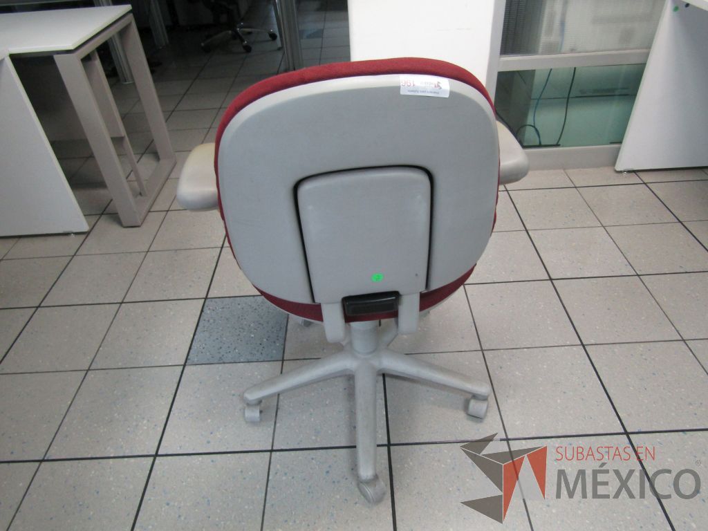 Lote 211 - Silla ejecutiva con ruedas, descansabrazos, asiento y respaldo en tela color morado - Imagen 4