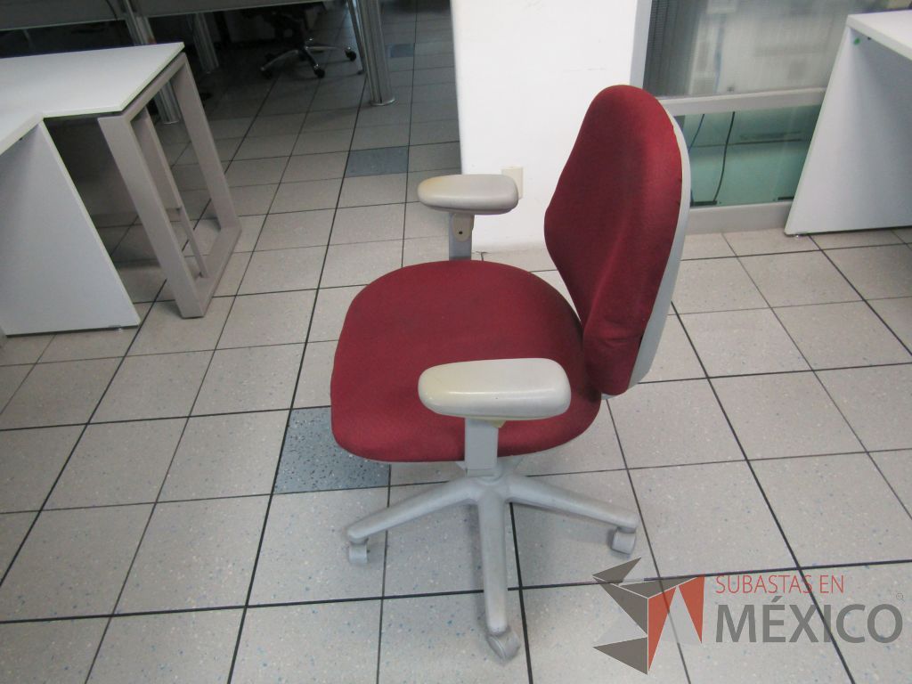 Lote 211 - Silla ejecutiva con ruedas, descansabrazos, asiento y respaldo en tela color morado - Imagen 3