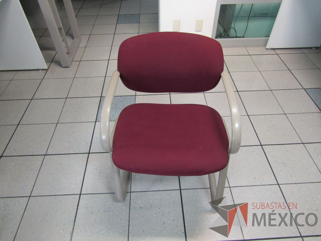 Lote 379 - 2 Sillas fijas, descansabrazos, base trineo, asiento y respaldo en tela color morado - Imagen 2