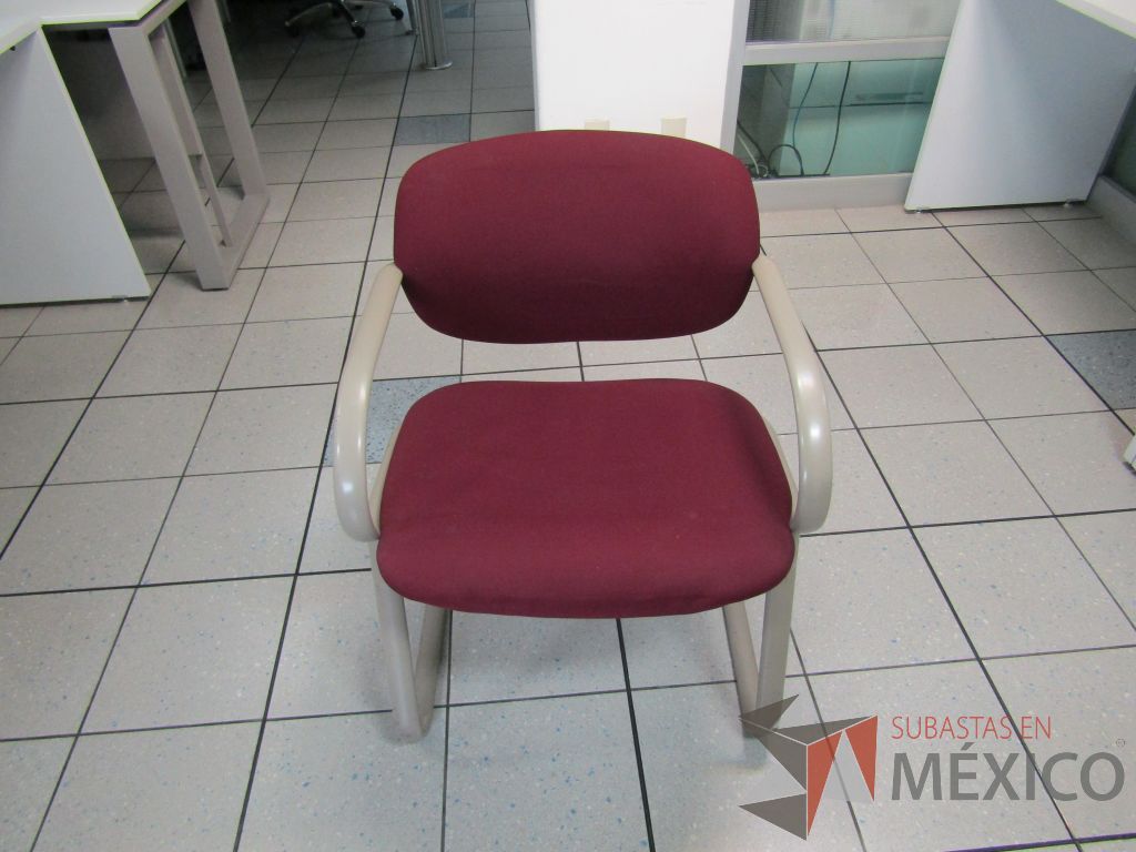 Lote 379 - 2 Sillas fijas, descansabrazos, base trineo, asiento y respaldo en tela color morado