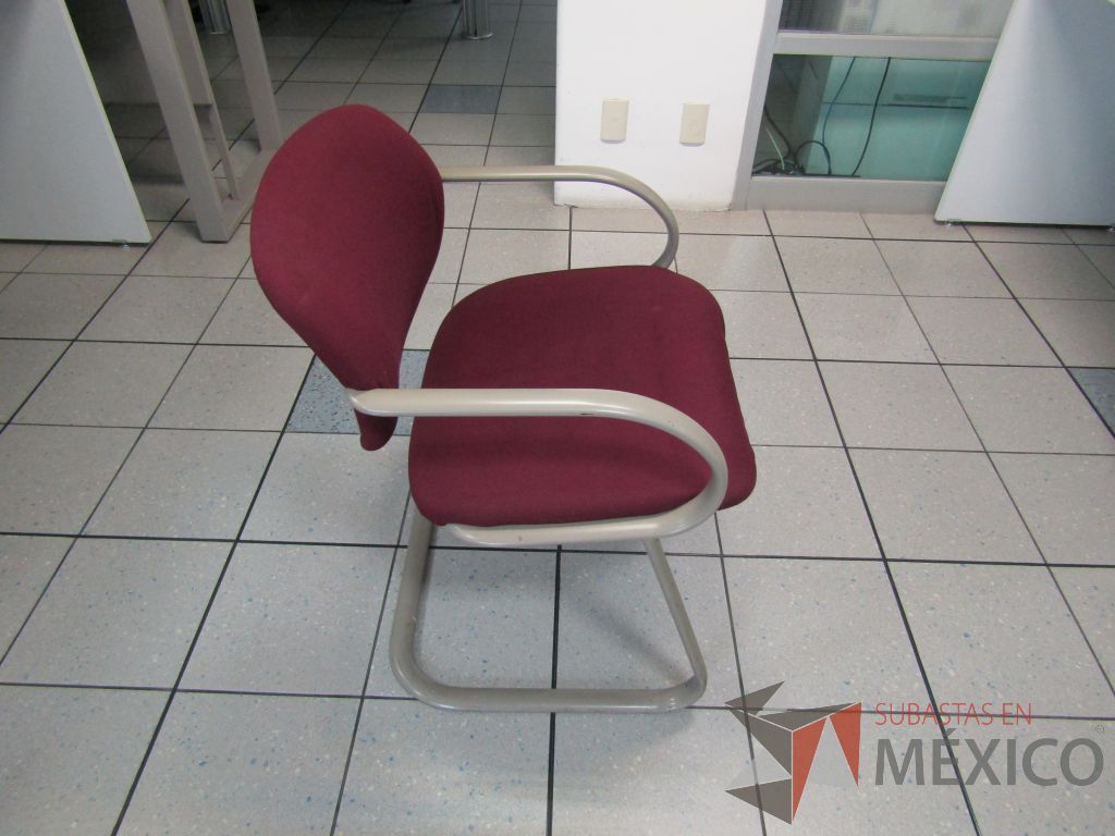 Lote 379 - 2 Sillas fijas, descansabrazos, base trineo, asiento y respaldo en tela color morado - Imagen 3