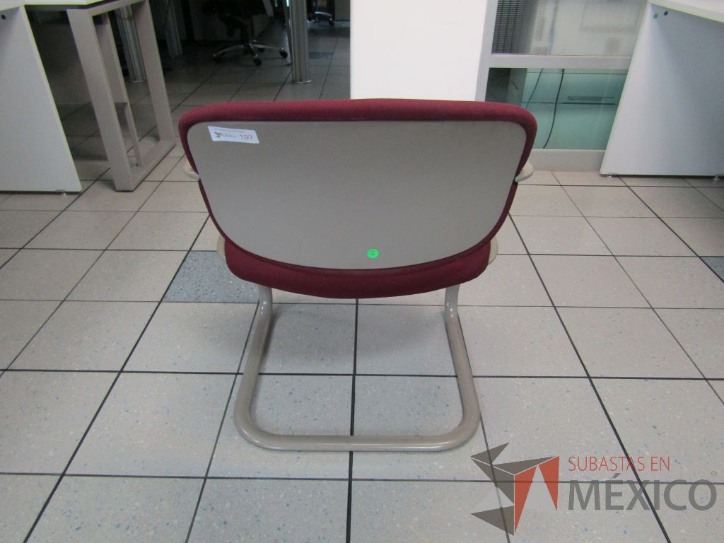 Lote 379 - 2 Sillas fijas, descansabrazos, base trineo, asiento y respaldo en tela color morado - Imagen 4
