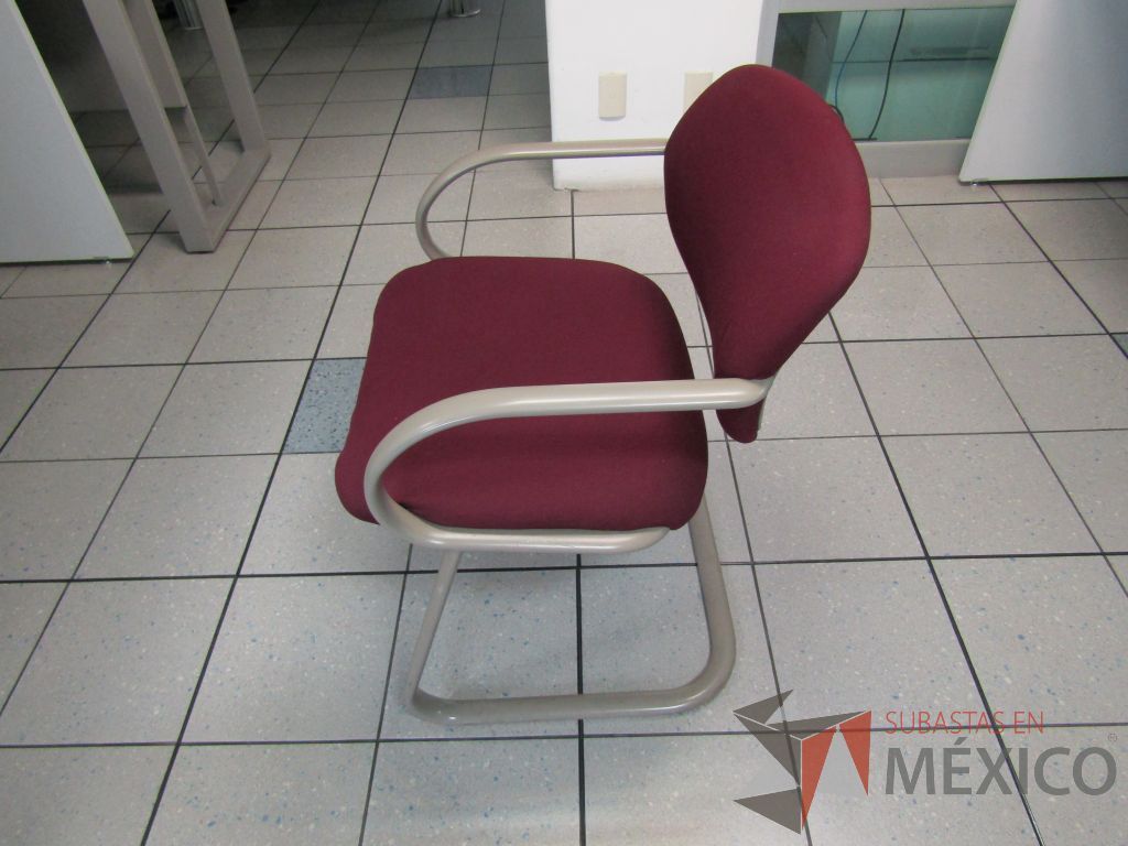 Lote 379 - 2 Sillas fijas, descansabrazos, base trineo, asiento y respaldo en tela color morado - Imagen 5