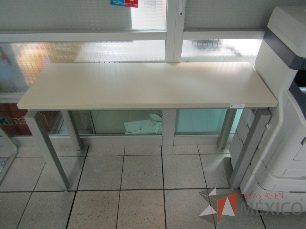 Lote 380 - Mesa de trabajo estructura metálica y cubierta color beige