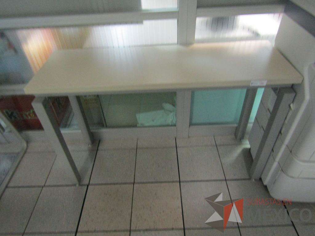 Lote 380 - Mesa de trabajo estructura metálica y cubierta color beige - Imagen 2