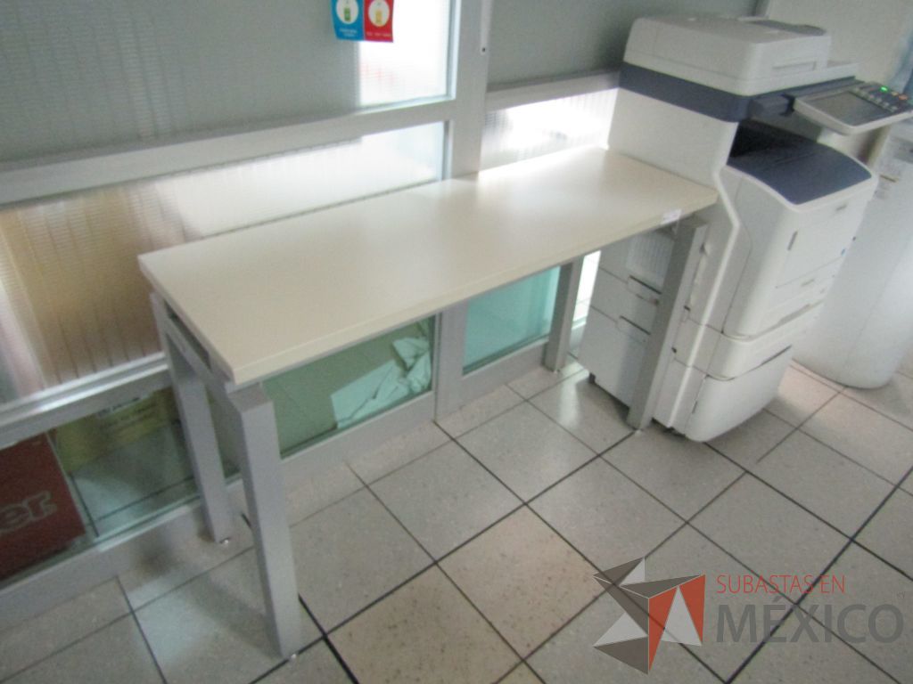 Lote 380 - Mesa de trabajo estructura metálica y cubierta color beige - Imagen 3