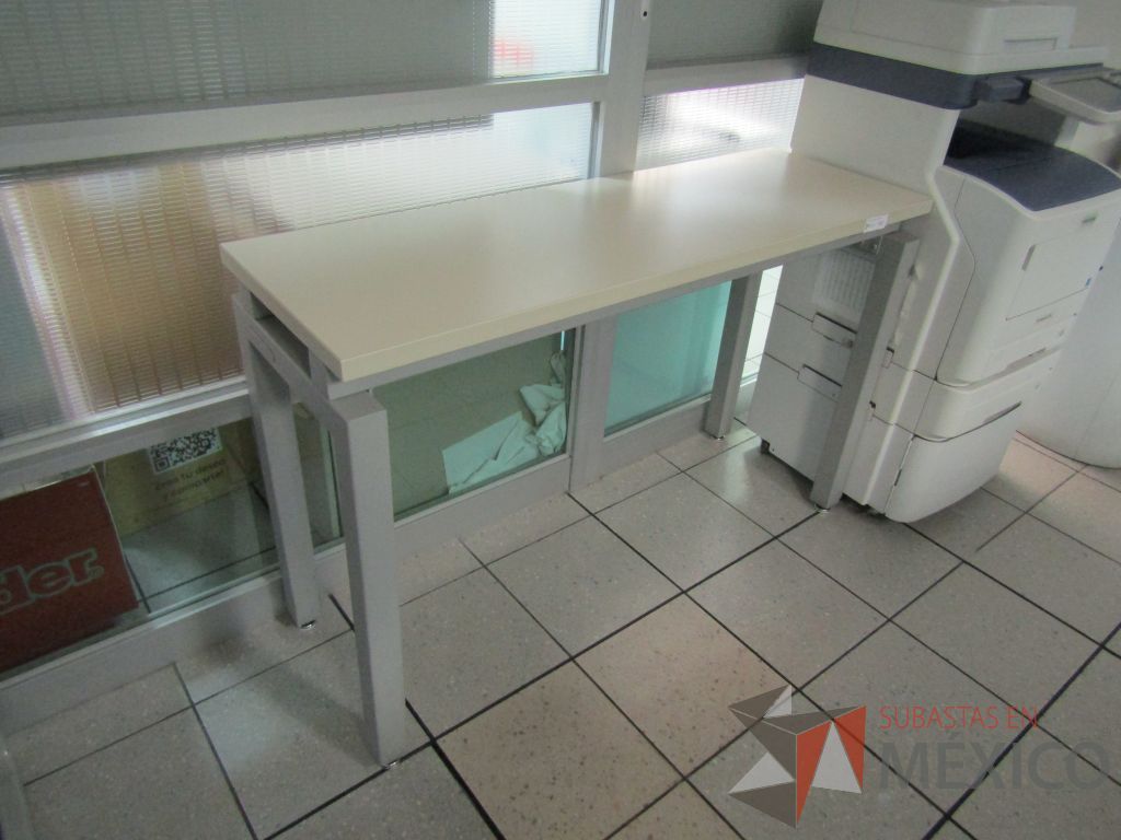 Lote 380 - Mesa de trabajo estructura metálica y cubierta color beige - Imagen 4