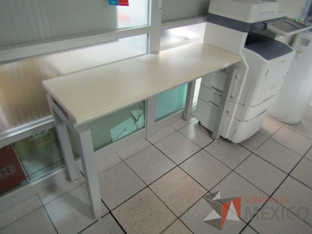 Lote 380 - Mesa de trabajo estructura metálica y cubierta color beige - Imagen 5