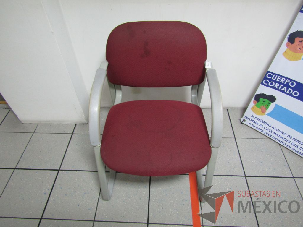 Lote 442 - Silla fija, descansabrazos, asiento y respaldo en tela color vino - Imagen 5