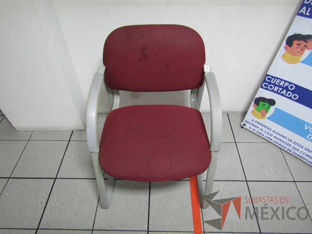 Lote 442 - Silla fija, descansabrazos, asiento y respaldo en tela color vino