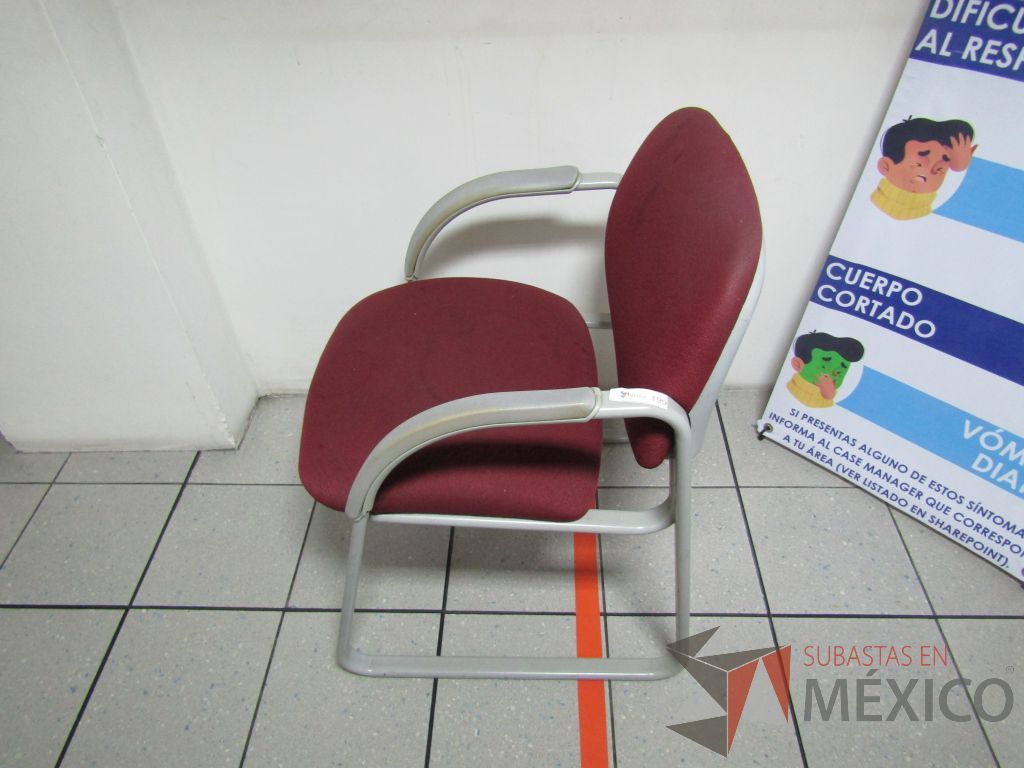 Lote 442 - Silla fija, descansabrazos, asiento y respaldo en tela color vino - Imagen 3