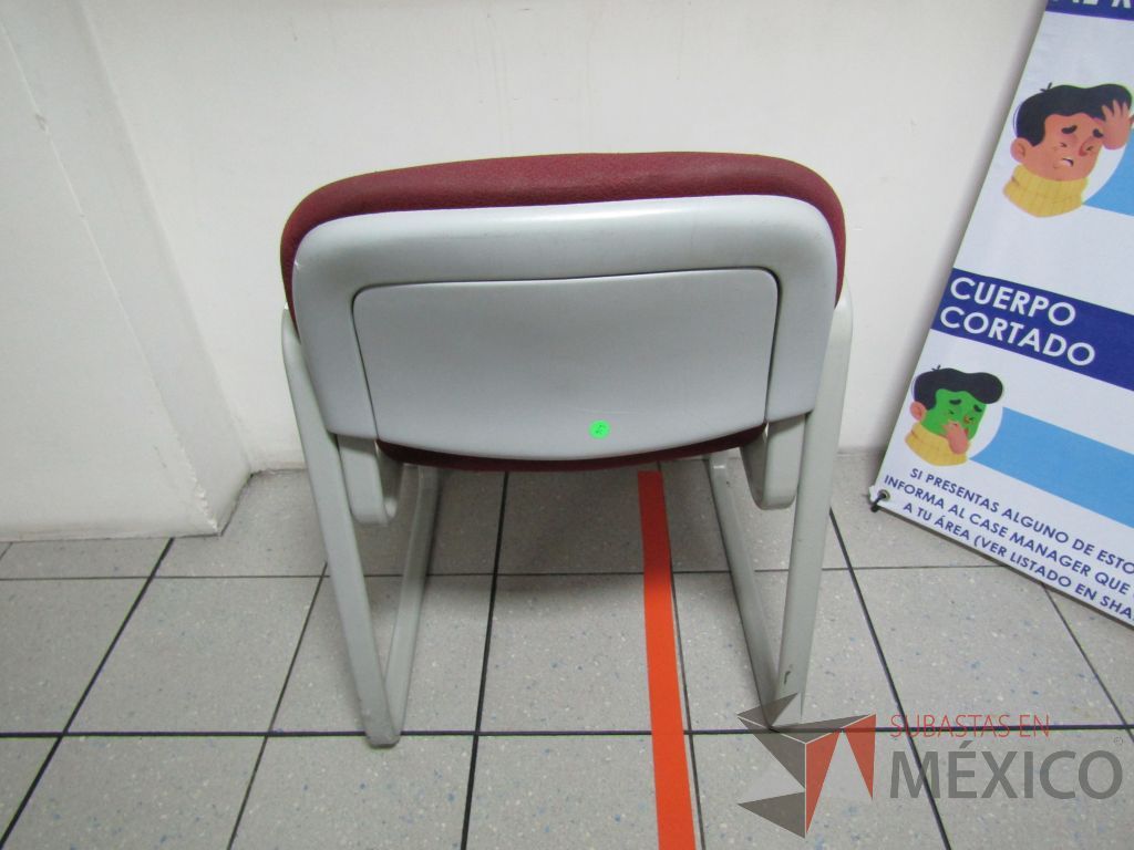 Lote 442 - Silla fija, descansabrazos, asiento y respaldo en tela color vino - Imagen 4