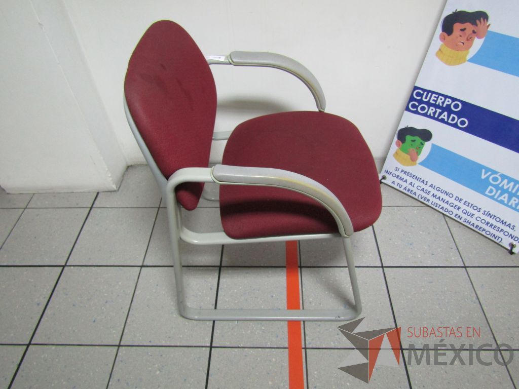 Lote 442 - Silla fija, descansabrazos, asiento y respaldo en tela color vino - Imagen 2