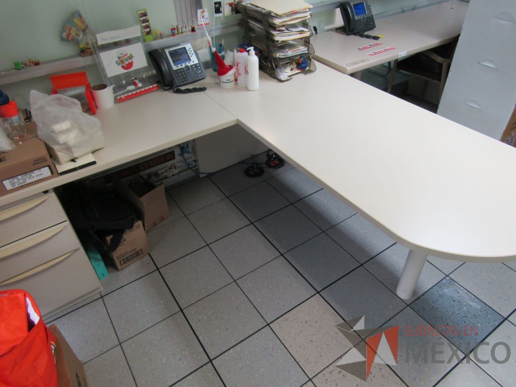 Lote 383 - Escritorio en escuadra con archivero de 3 cajones