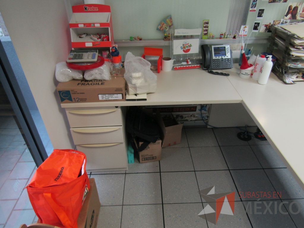 Lote 383 - Escritorio en escuadra con archivero de 3 cajones - Imagen 3