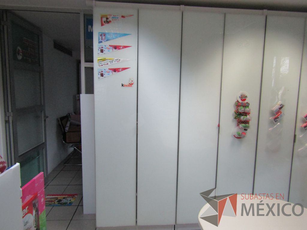 Lote 385 - Gabinete con 2 puertas, 3 cajones y 2 entrepaños - Imagen 4