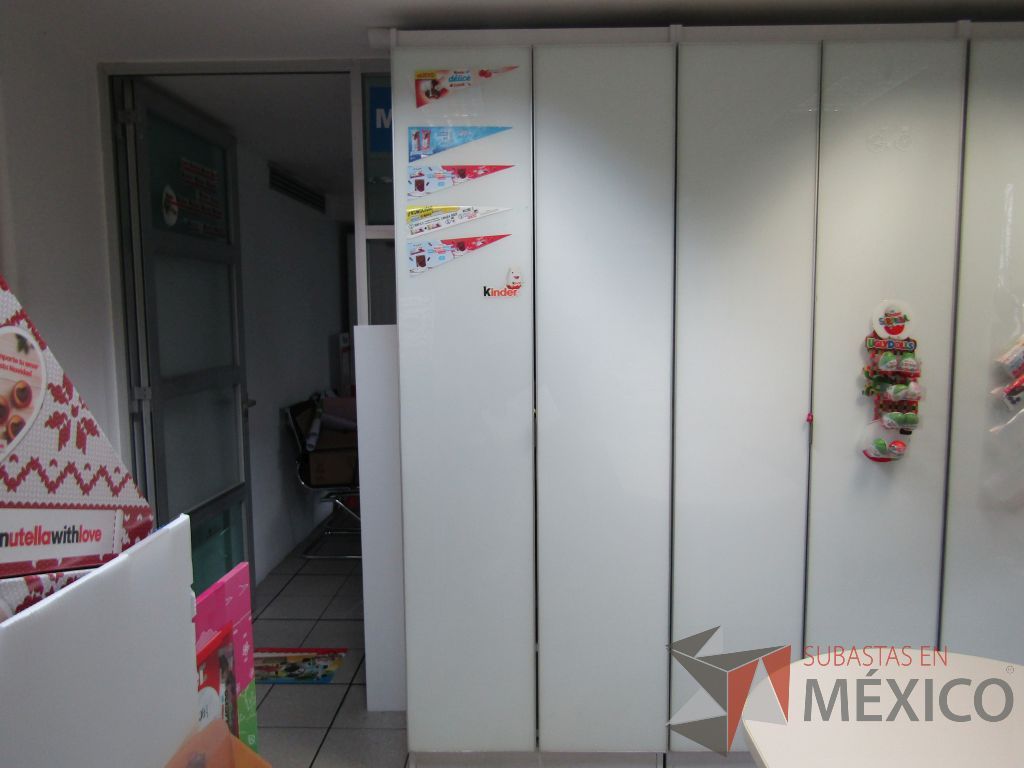 Lote 385 - Gabinete con 2 puertas, 3 cajones y 2 entrepaños - Imagen 5