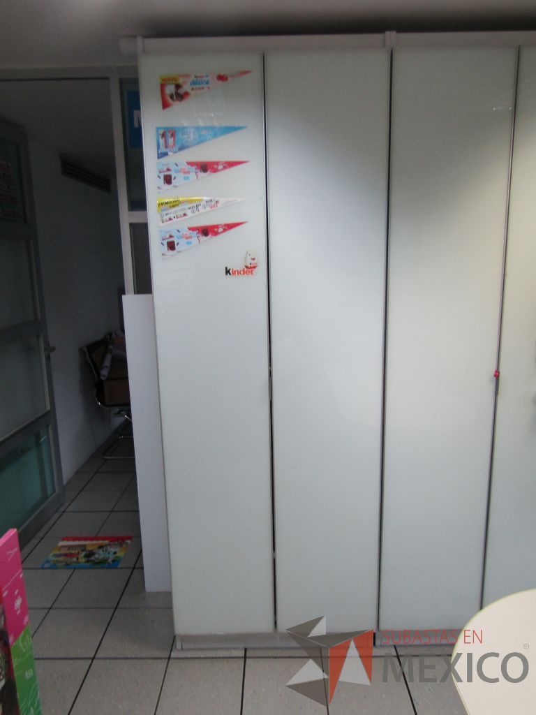 Lote 385 - Gabinete con 2 puertas, 3 cajones y 2 entrepaños - Imagen 6