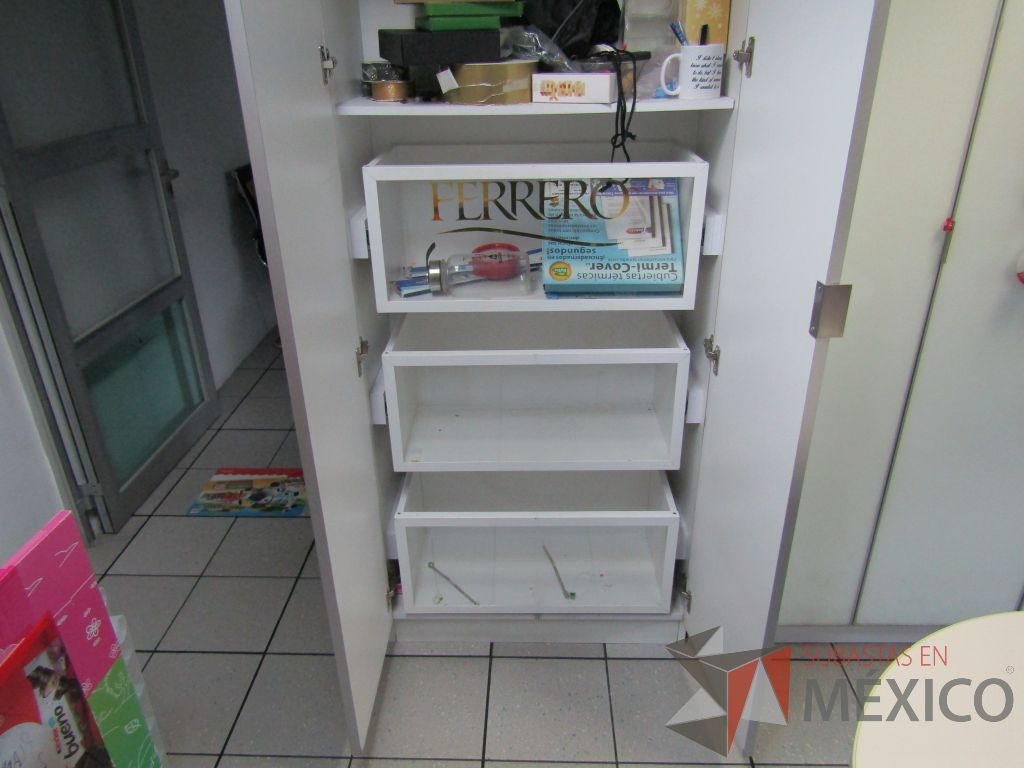 Lote 385 - Gabinete con 2 puertas, 3 cajones y 2 entrepaños - Imagen 2