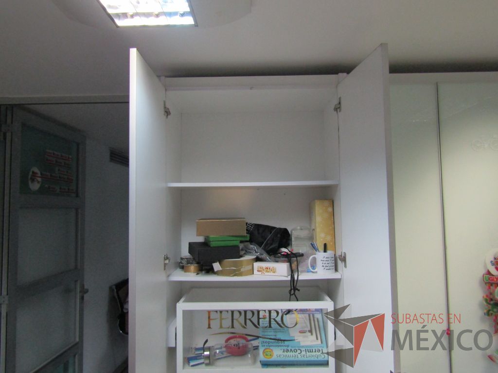 Lote 385 - Gabinete con 2 puertas, 3 cajones y 2 entrepaños - Imagen 3