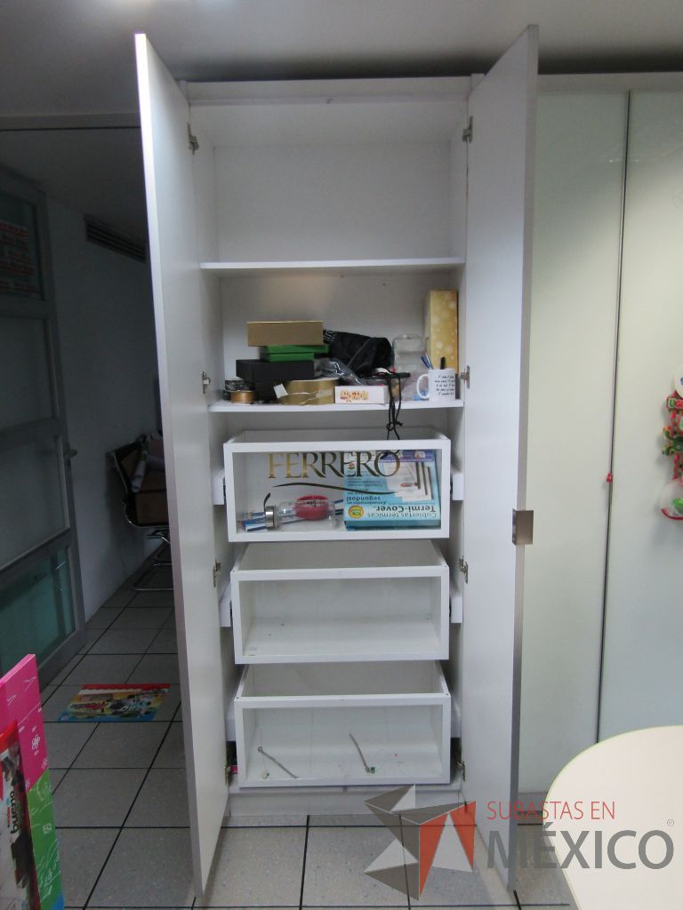 Lote 385 - Gabinete con 2 puertas, 3 cajones y 2 entrepaños