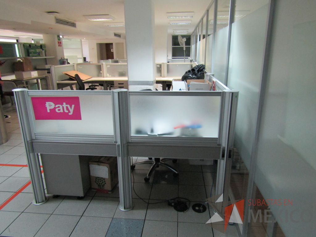 Lote 392 - Estación de trabajo para 6 personas con mampara de vidrio y 6 archiveros de 3 cajones - Imagen 10