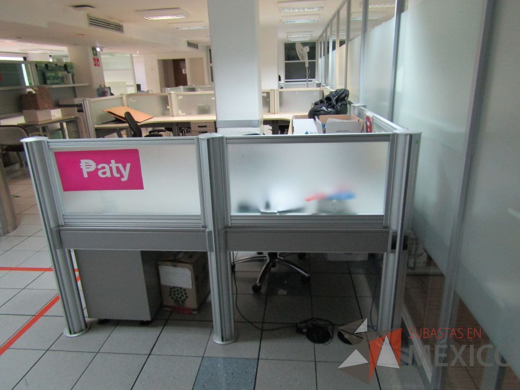Lote 392 - Estación de trabajo para 6 personas con mampara de vidrio y 6 archiveros de 3 cajones - Imagen 6