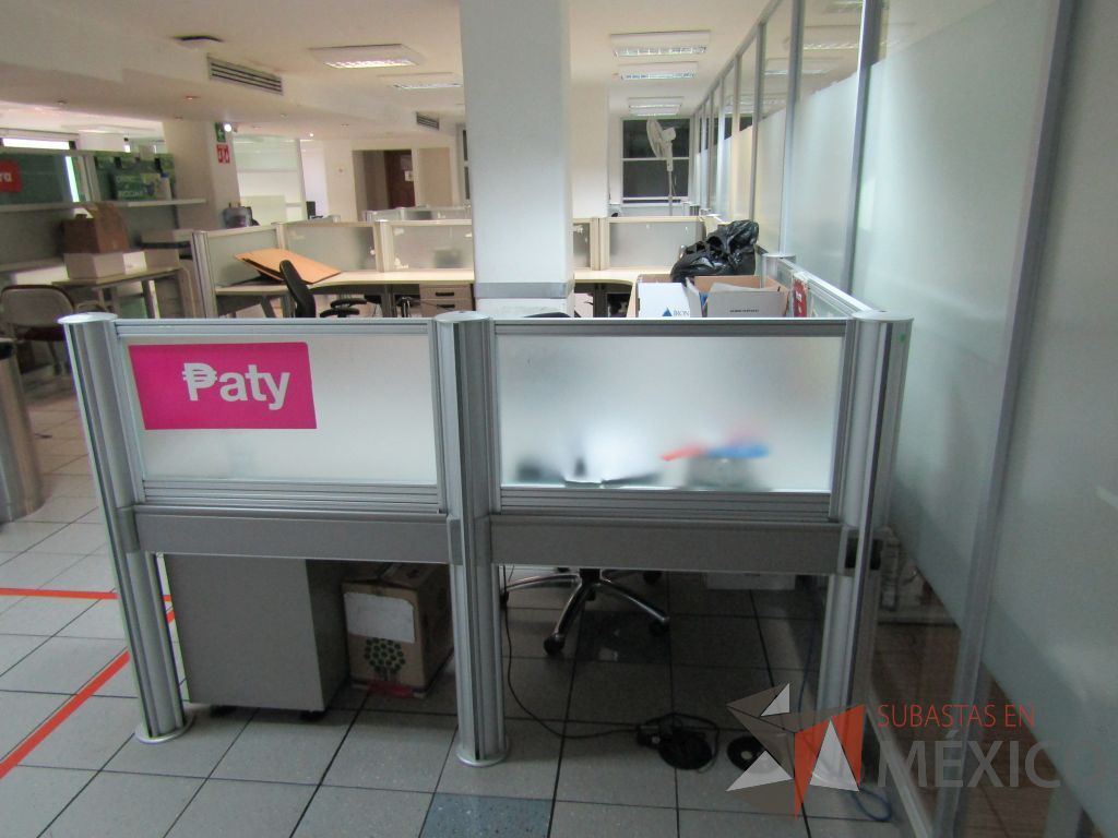 Lote 392 - Estación de trabajo para 6 personas con mampara de vidrio y 6 archiveros de 3 cajones - Imagen 9