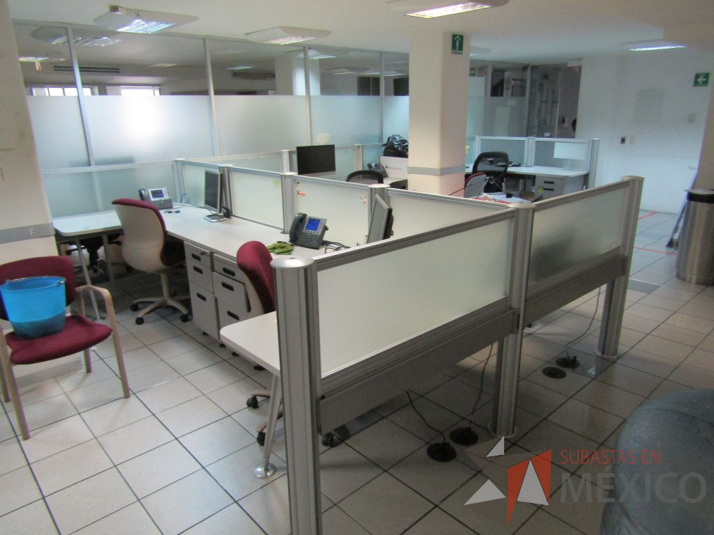 Lote 392 - Estación de trabajo para 6 personas con mampara de vidrio y 6 archiveros de 3 cajones - Imagen 5