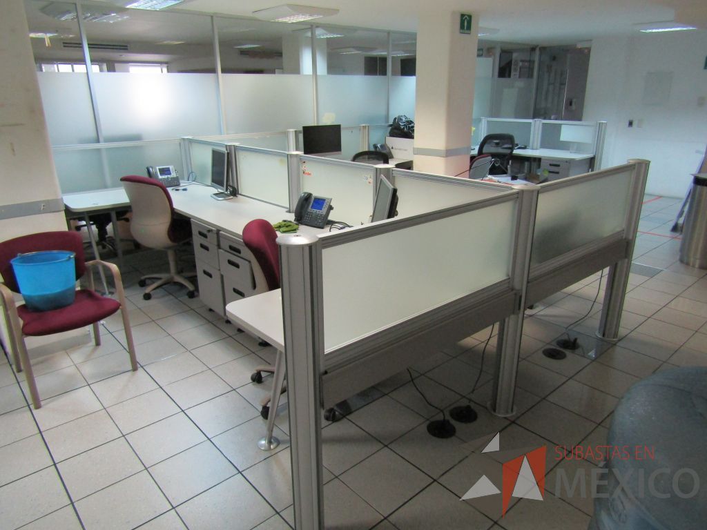 Lote 392 - Estación de trabajo para 6 personas con mampara de vidrio y 6 archiveros de 3 cajones - Imagen 3