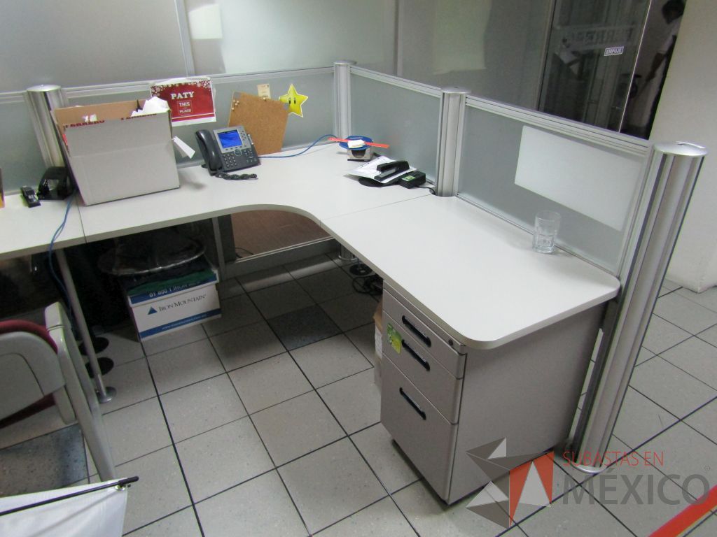 Lote 392 - Estación de trabajo para 6 personas con mampara de vidrio y 6 archiveros de 3 cajones