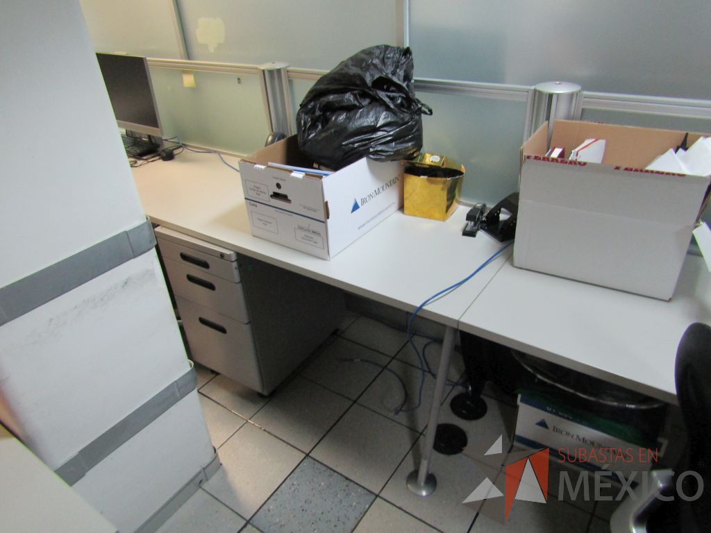 Lote 392 - Estación de trabajo para 6 personas con mampara de vidrio y 6 archiveros de 3 cajones - Imagen 7
