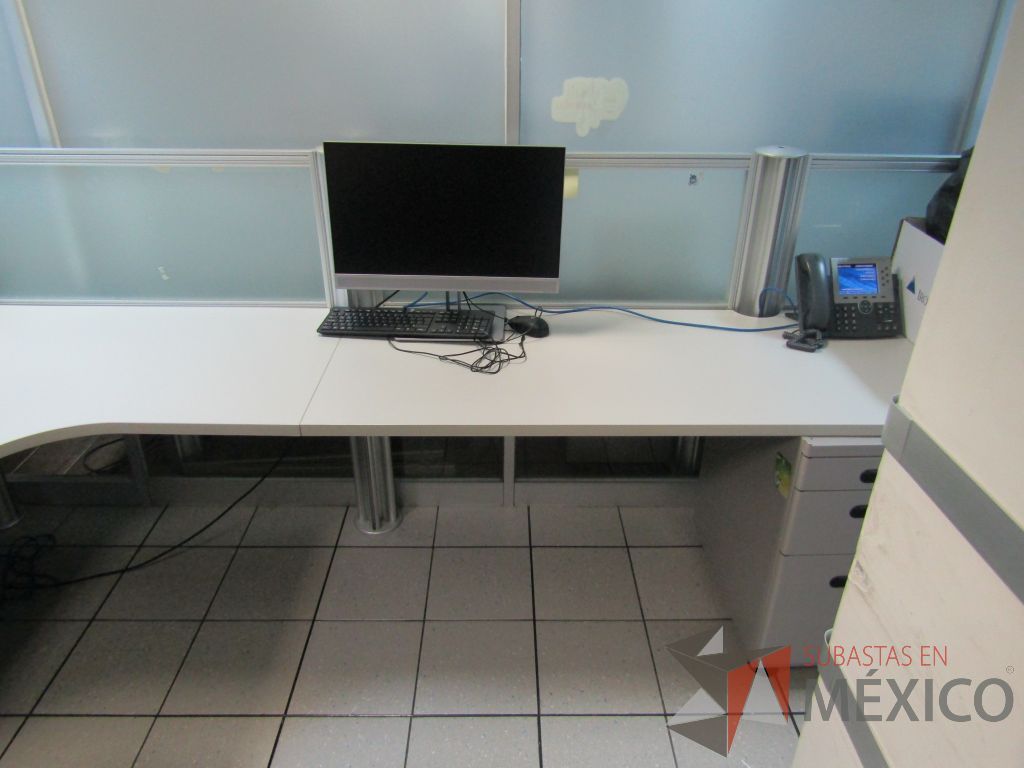 Lote 392 - Estación de trabajo para 6 personas con mampara de vidrio y 6 archiveros de 3 cajones - Imagen 12