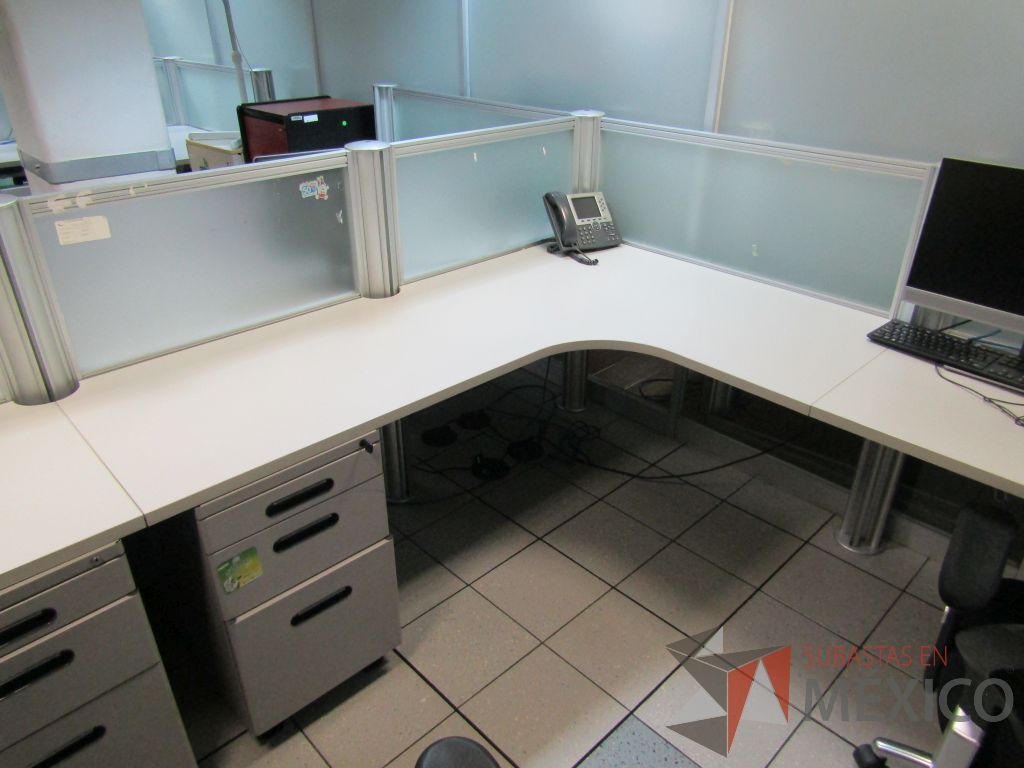 Lote 392 - Estación de trabajo para 6 personas con mampara de vidrio y 6 archiveros de 3 cajones - Imagen 8