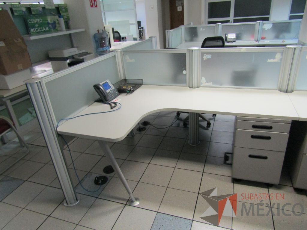 Lote 392 - Estación de trabajo para 6 personas con mampara de vidrio y 6 archiveros de 3 cajones - Imagen 11
