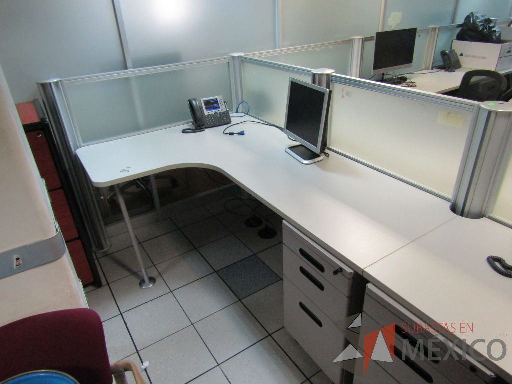 Lote 392 - Estación de trabajo para 6 personas con mampara de vidrio y 6 archiveros de 3 cajones - Imagen 2