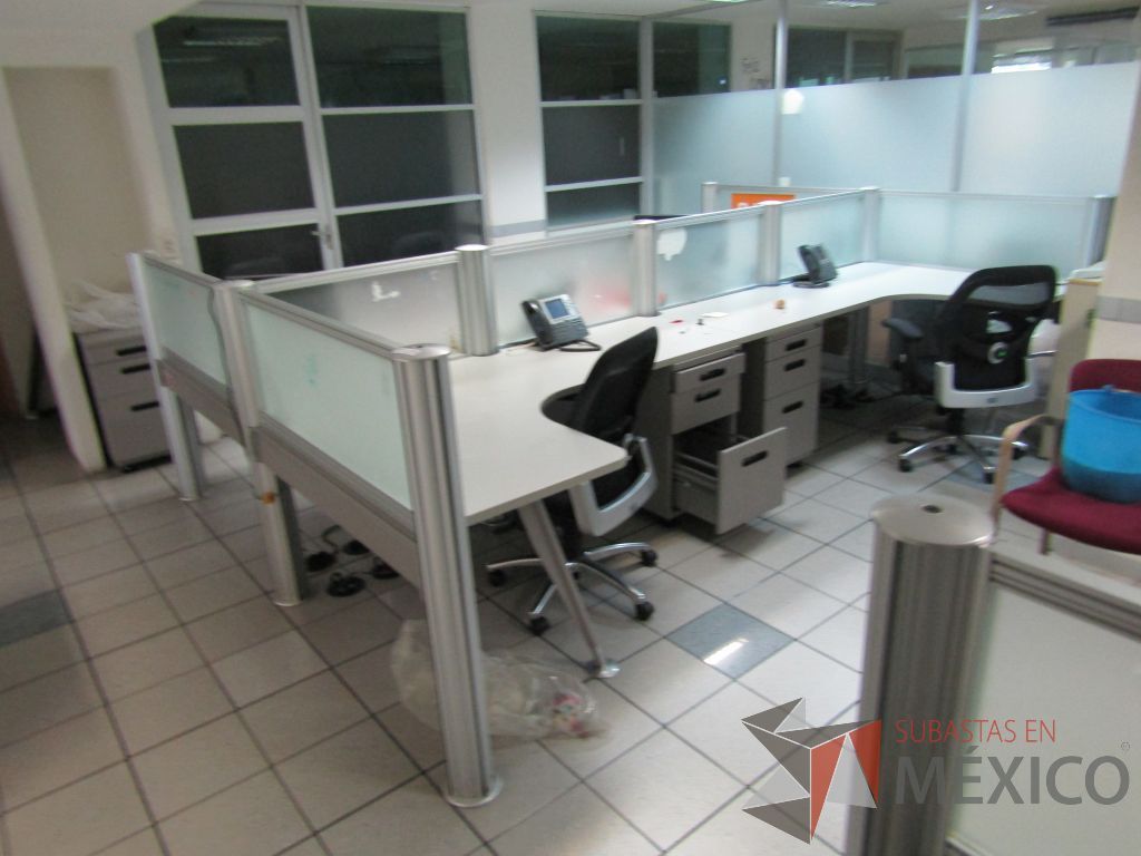 Lote 393 - Estación de trabajo para 4 personas con mampara de vidrio y 4 archiveros de 3 cajones - Imagen 2
