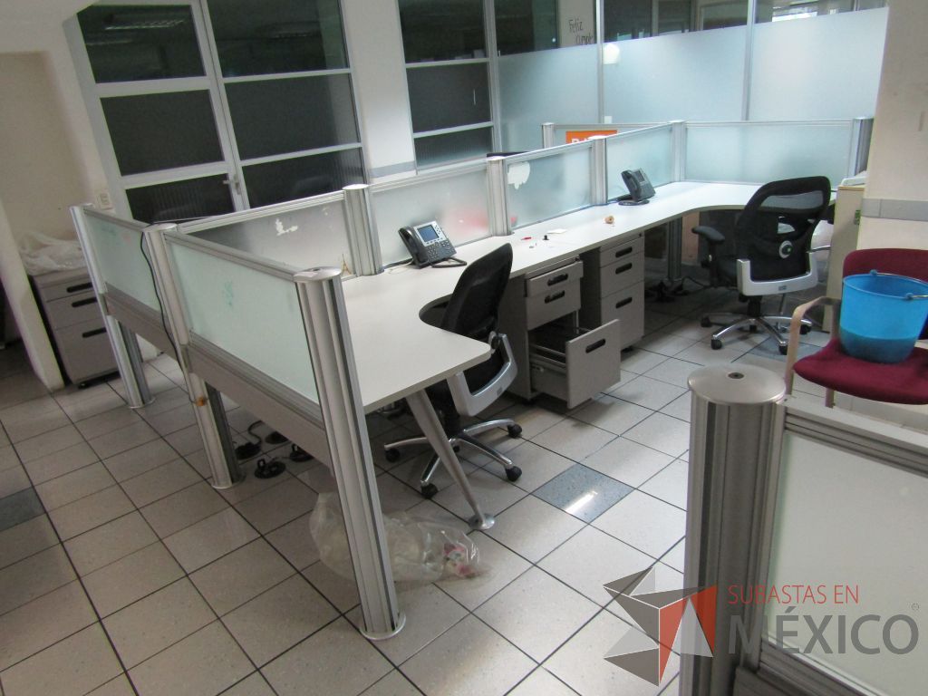 Lote 393 - Estación de trabajo para 4 personas con mampara de vidrio y 4 archiveros de 3 cajones - Imagen 5